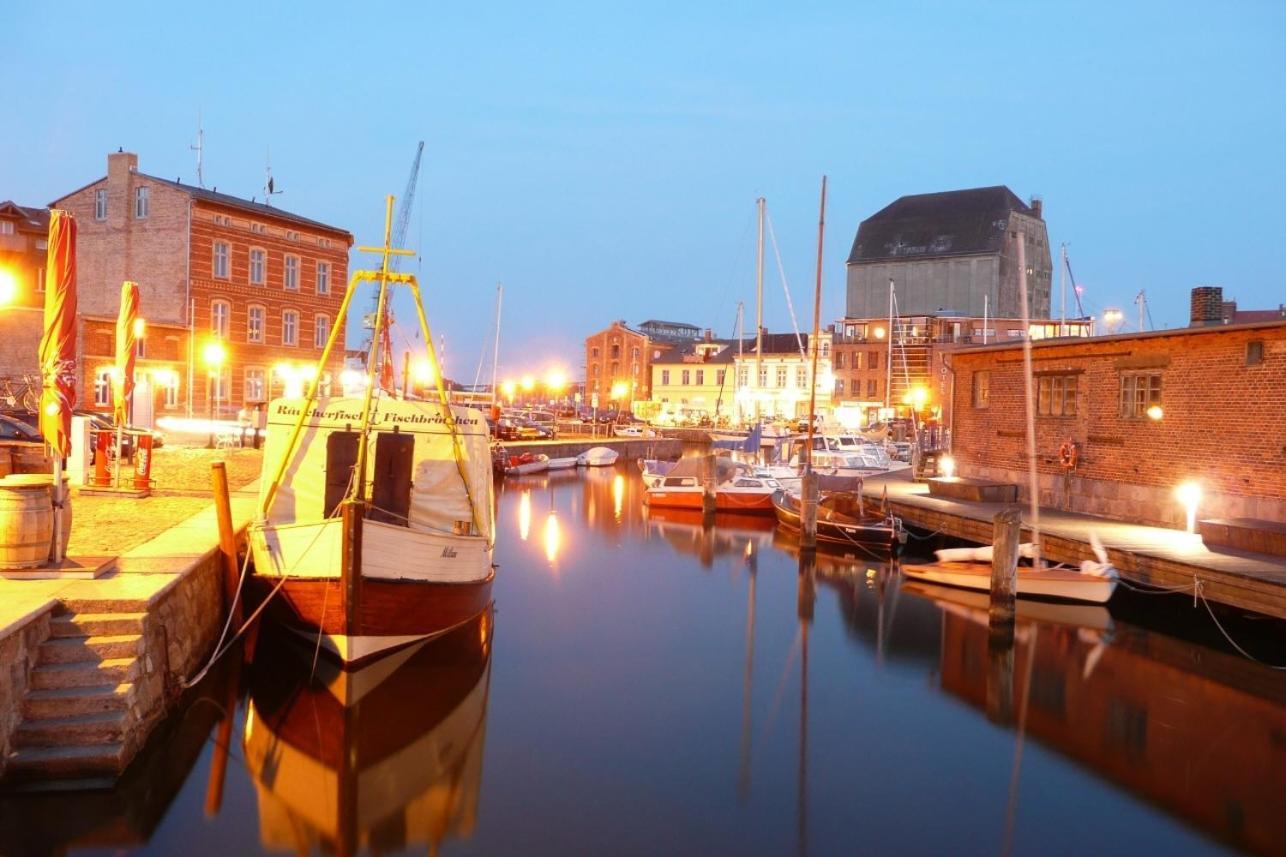 Pension Altstadt Moench In Top Lage Preis Inclusive 5 Prozent Bettensteuer Und Fruehstueck Stralsund Esterno foto